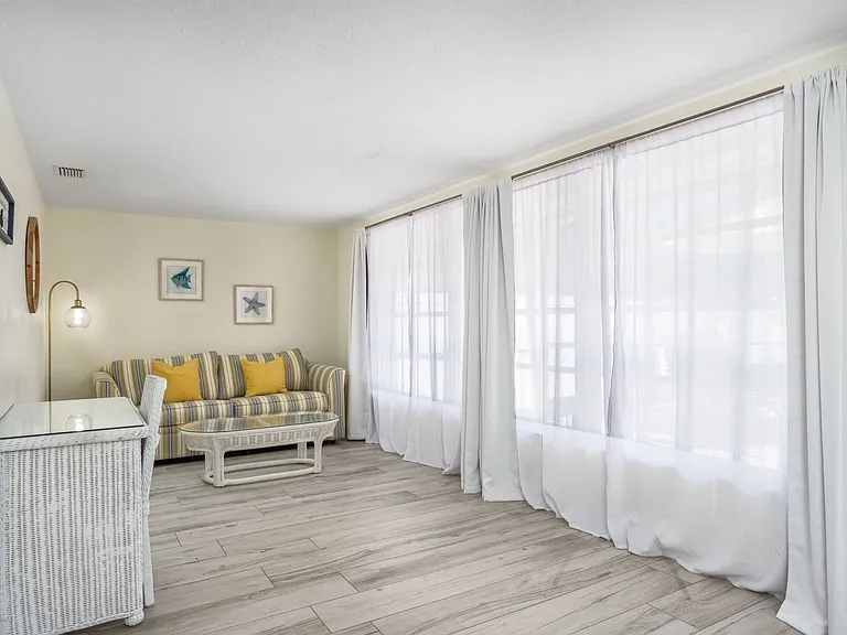 6836 Roxbury Dr — Photo 8