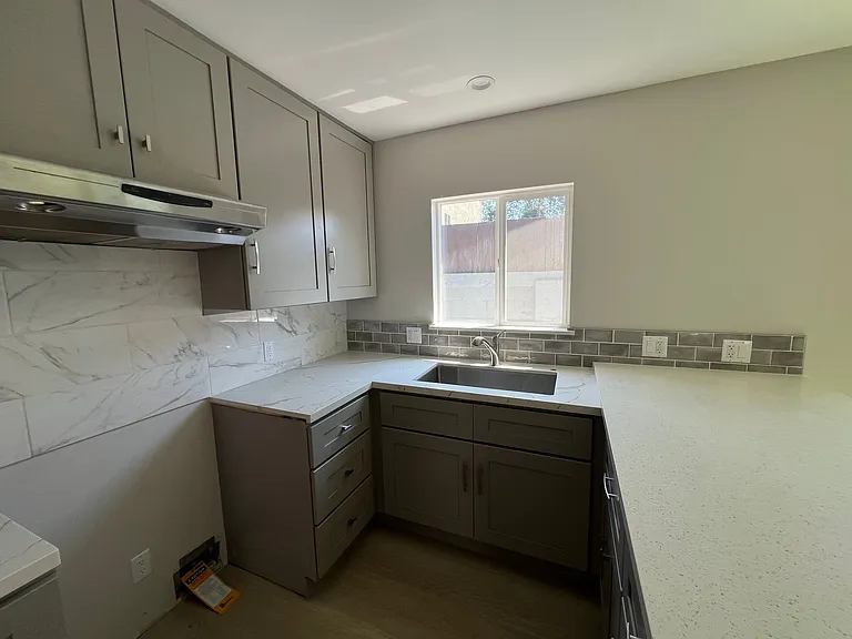 617 W 51st St #617 — Photo 4