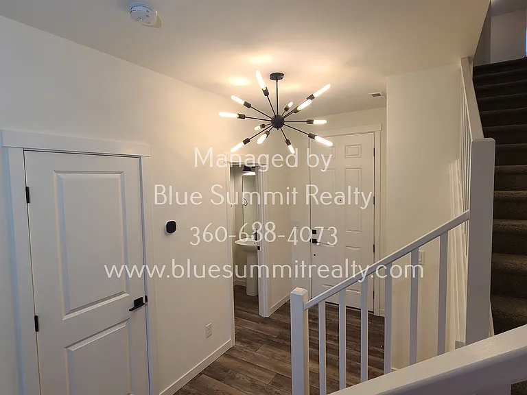 907 Vine Maple St SE — Photo 2