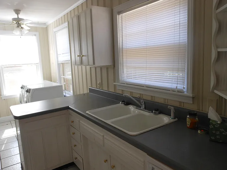 washer/dryer hookups