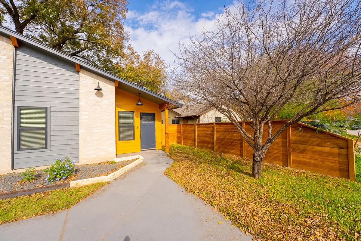 Building Photo - 5702 Tracy Lynn Ln #B