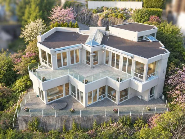 4180 B Rose Cres, West Vancouver, BC V7V 2N8