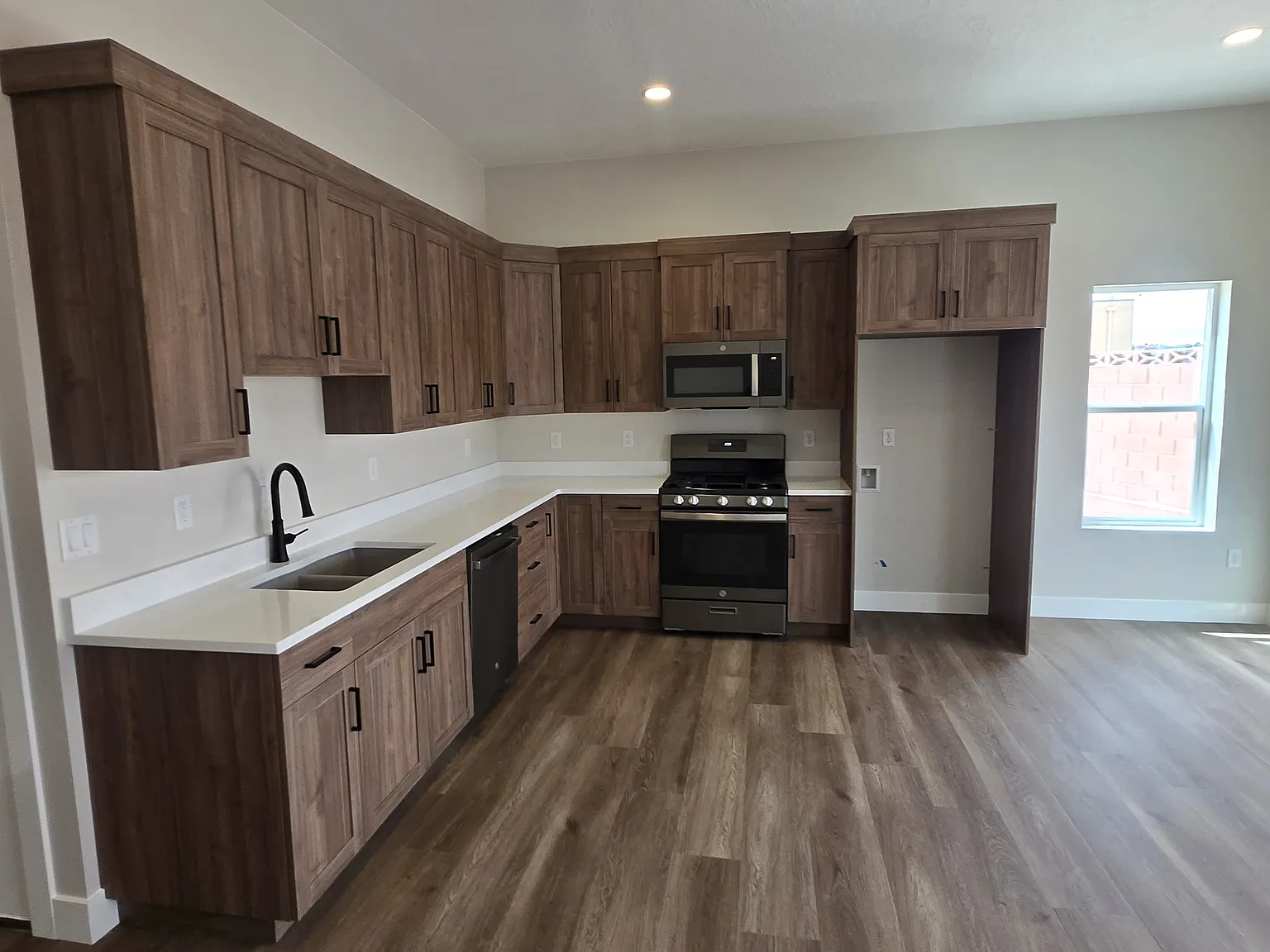 3 bed, 2.5 bath, 1375 sqft, $1,675 — Photo 3