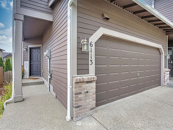 Perfect location only minutes from Lakeland Town Center, parks, walking paths, restaurants and more. Near Auburn Sound Transit Center ideal for commuting. Highly sought after Dieringer School District. 