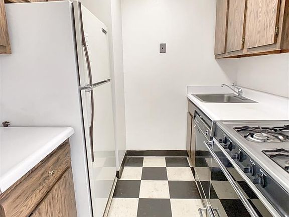 4th image of 301 E 45th St APT 5C