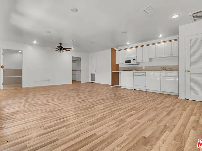 9322 Lasaine Ave — Photo 28