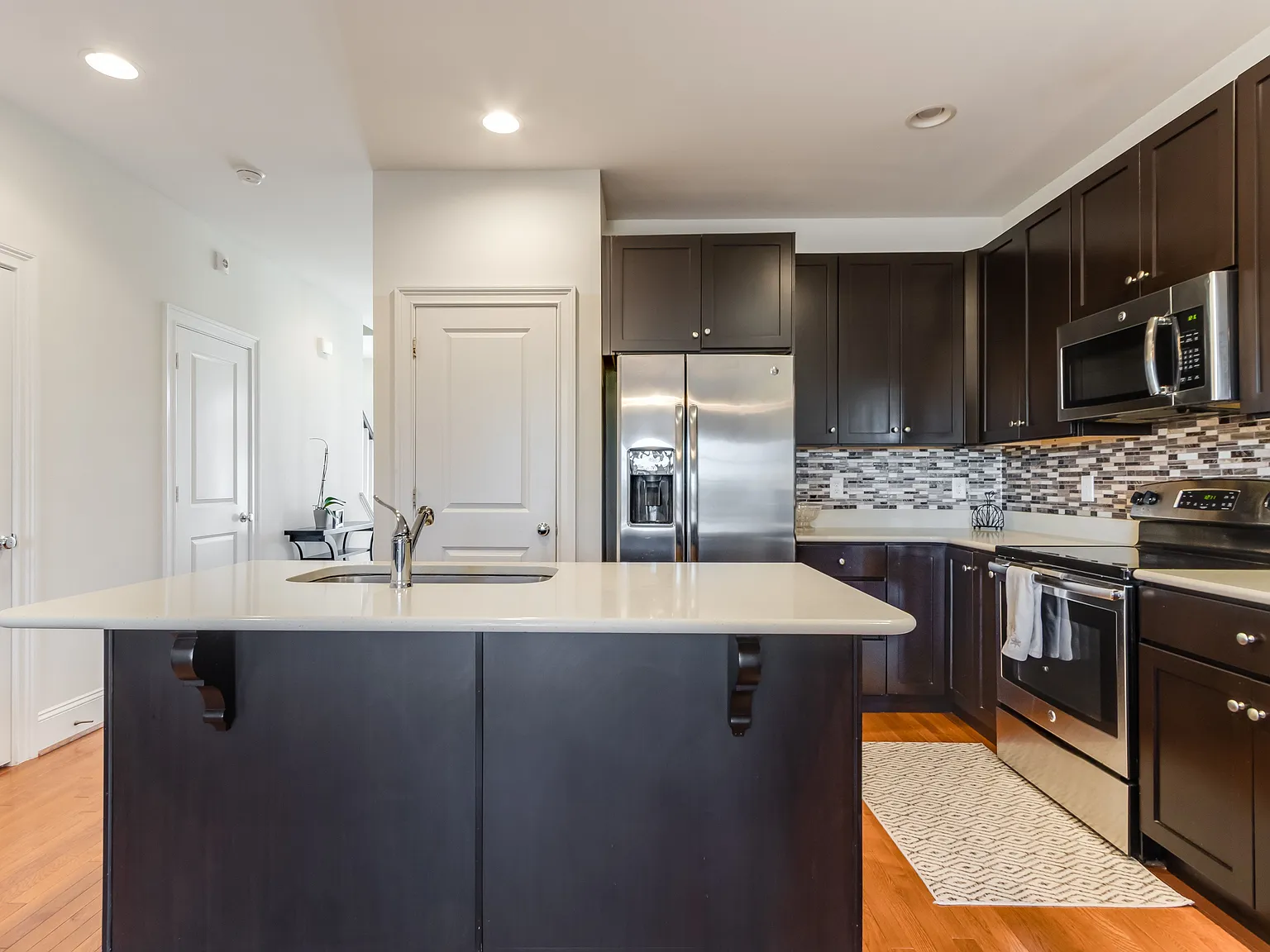 3 bed, 3.5 bath, 1900 sqft, $2,500 — Photo 4