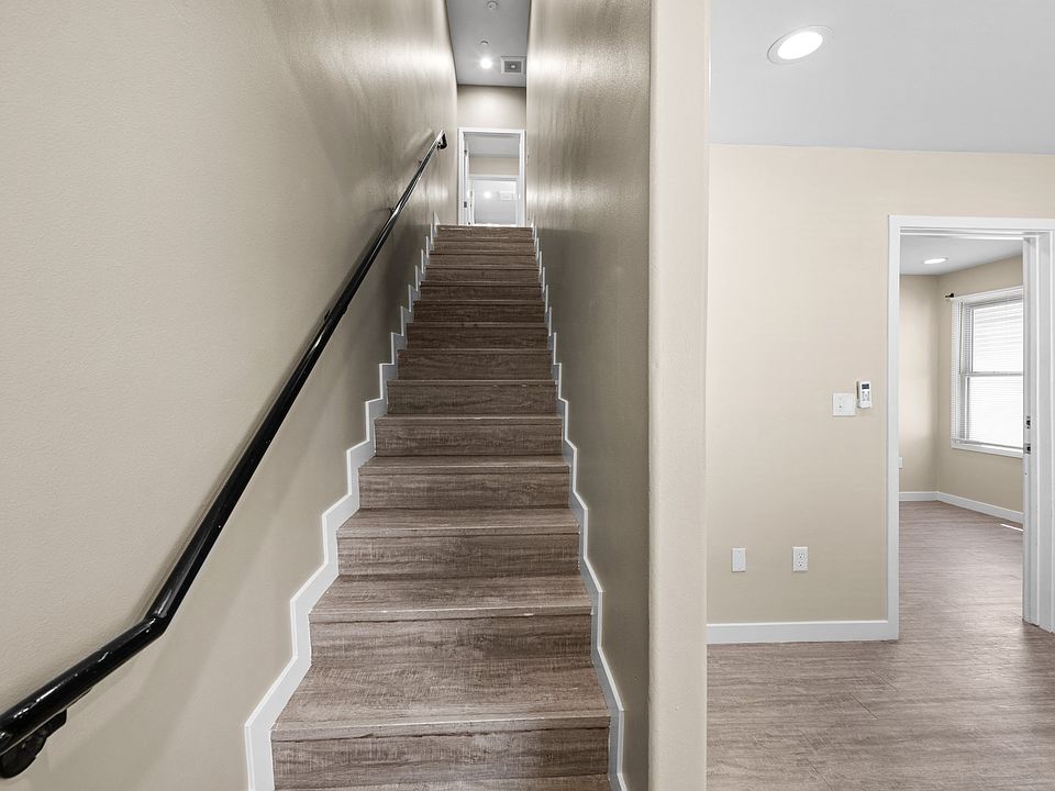 1st image of 1200 W 30th St #1220