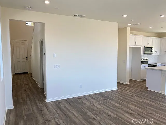 3 bed, 2.5 bath, 1700 sqft, $2,990 — Photo 3