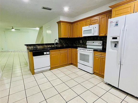 3rd image of 1601 Sorrento Dr