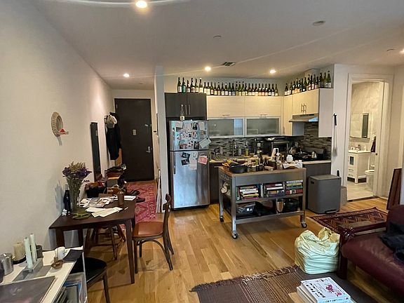 2nd image of 143 Woodbine St Floor 1