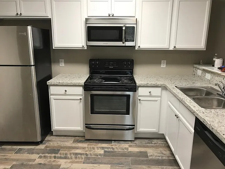 938 Center St #B — Photo 3