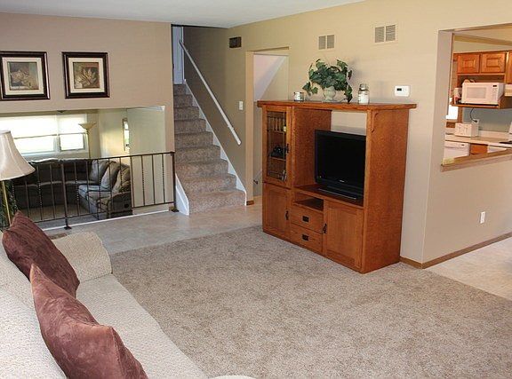3rd image of 870 Stonewall Dr