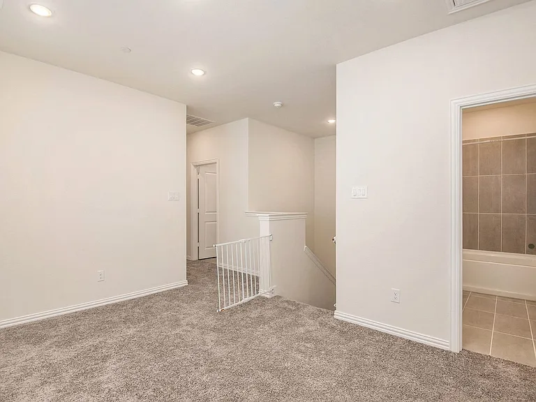 4525 Bishop St — Photo 20