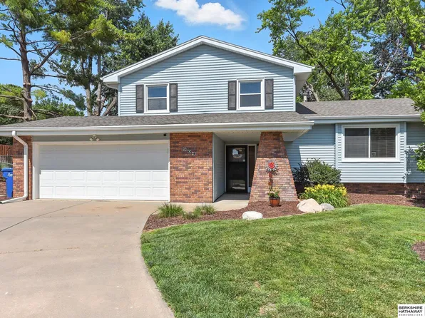 904 Donegal Cir, Papillion, NE 68046