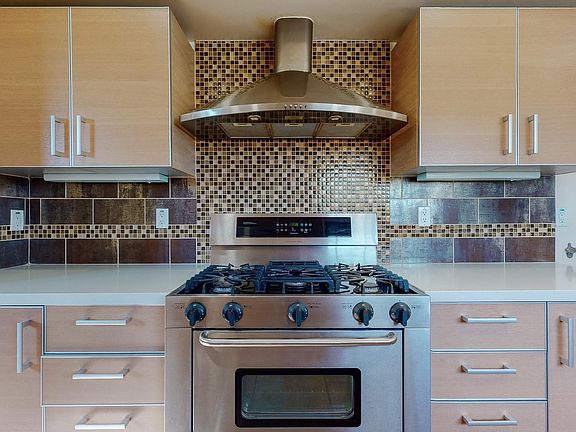 Kitchen - Gourmet gas stove and tons of cabinets