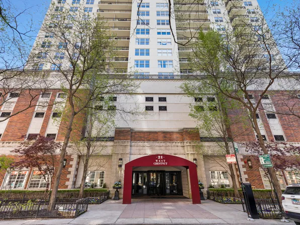 21 W Chestnut St APT 1604, Chicago, IL 60610