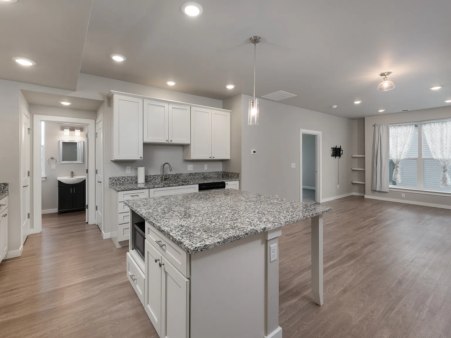 1 bed, 1.5 bath, 850 sqft, $1,600 — Photo 2