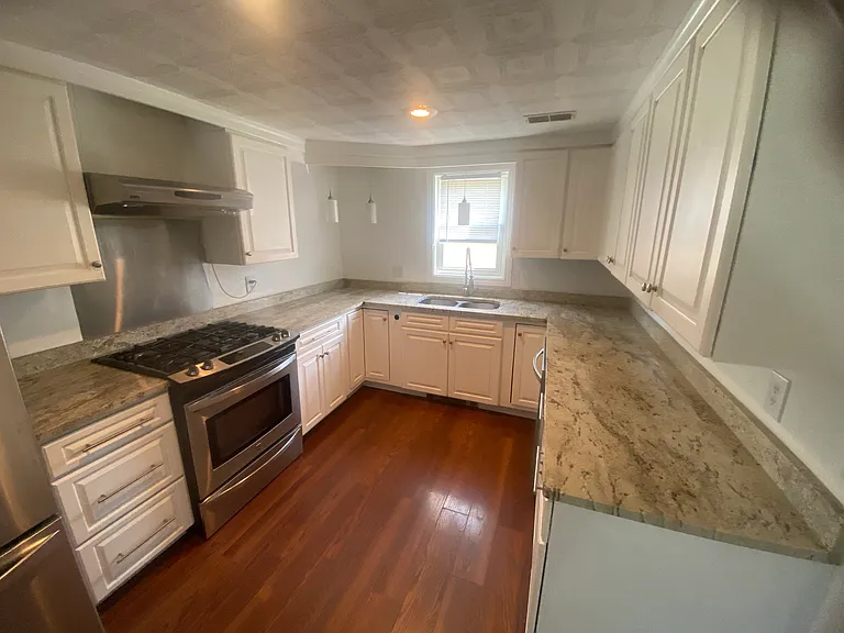 356 Oak St — Photo 2