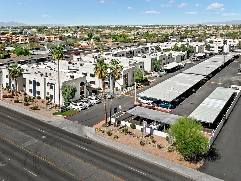 Celeste on Glendale — Photo 24