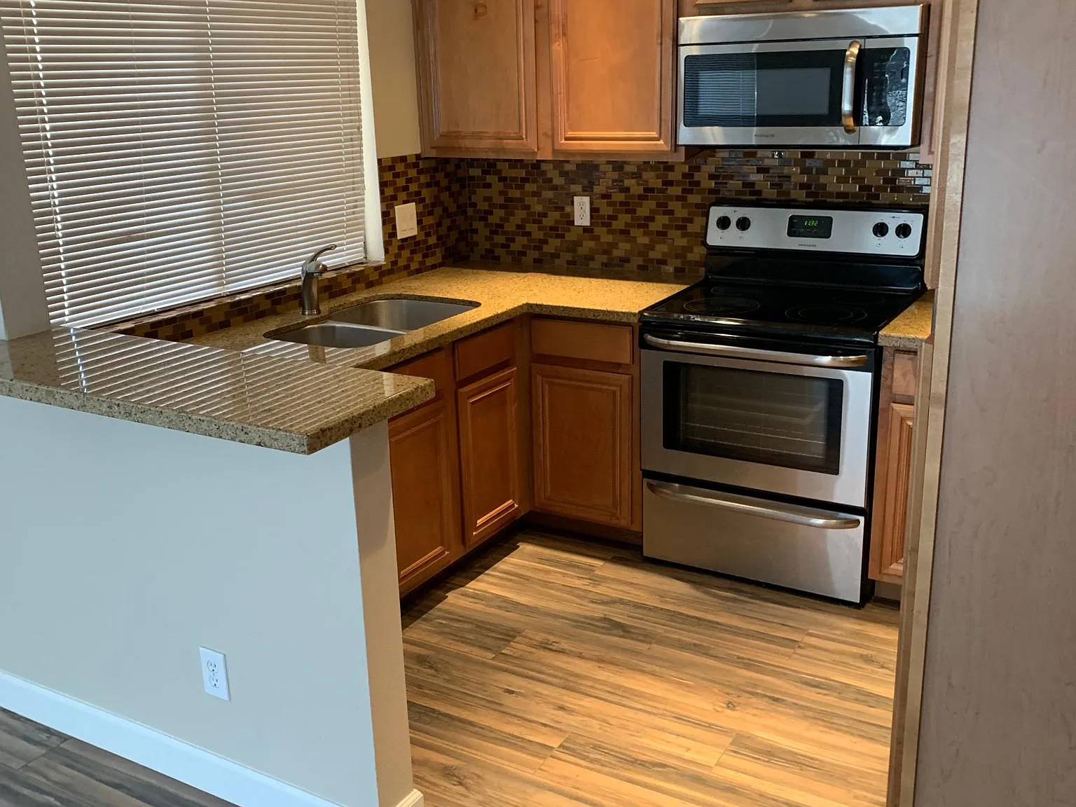 1 bed, 704 sqft, $1,700 — Photo 2