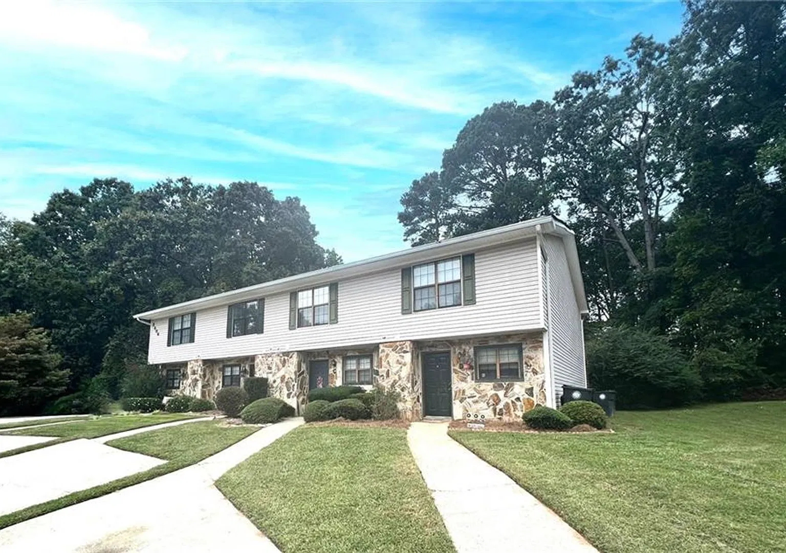 2 Bedroom/2.5 Bath on the banks of Lake Lanier! — Photo 3