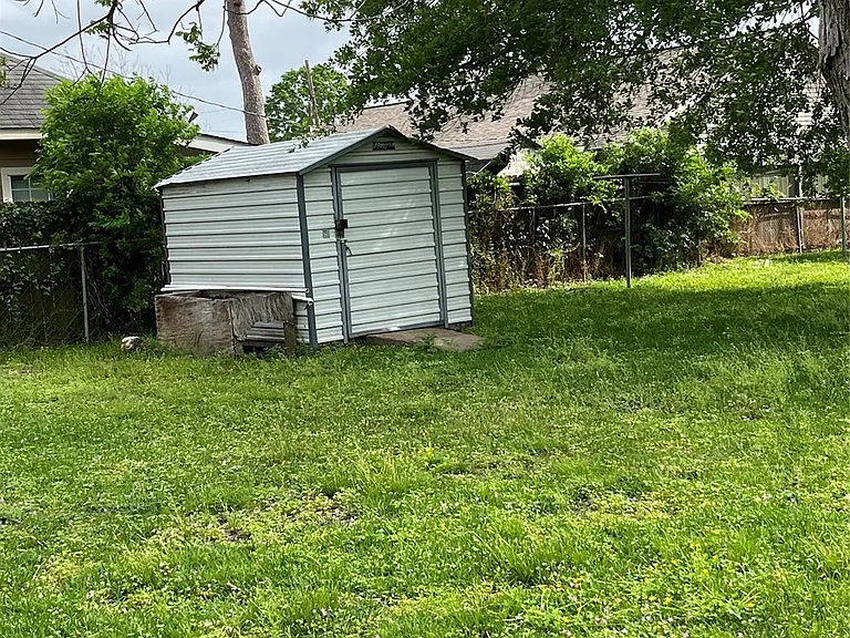 7717 Roswell St — Photo 15