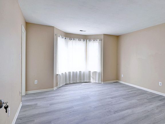 4th image of 801 Westgate Ct