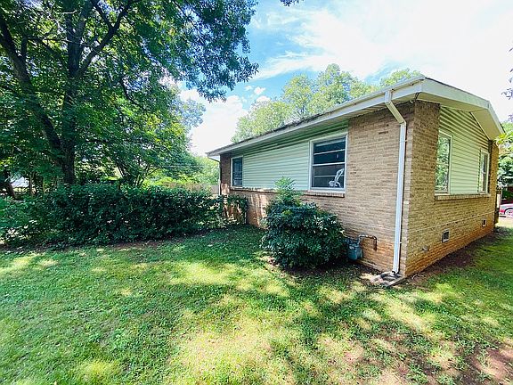 5th image of 2460 Crestwood Dr SW