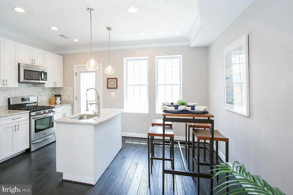 3 bed, 3.0 bath, 1440 sqft, $3,995 — Photo 3