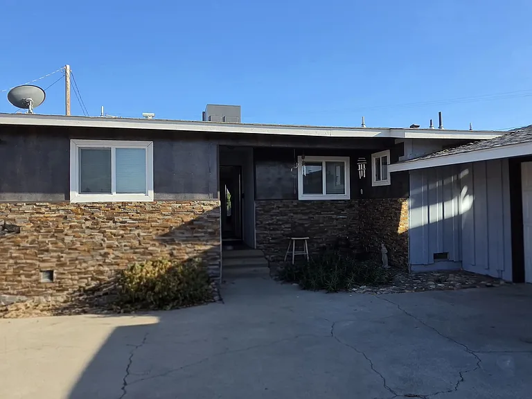 1719 Tomah Ave — Photo 1