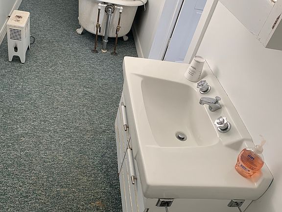 2nd floor full bath.