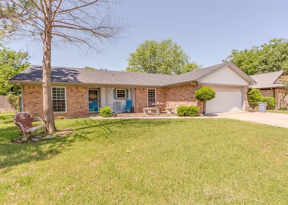 1st image of 204 Windcrest Dr