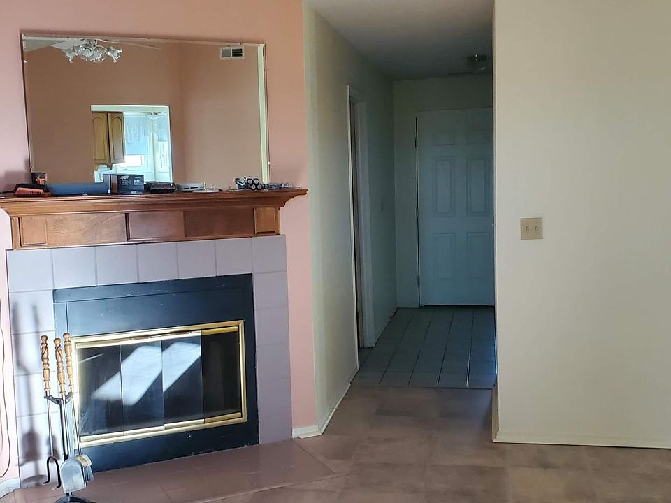 Living room fire place/mantle