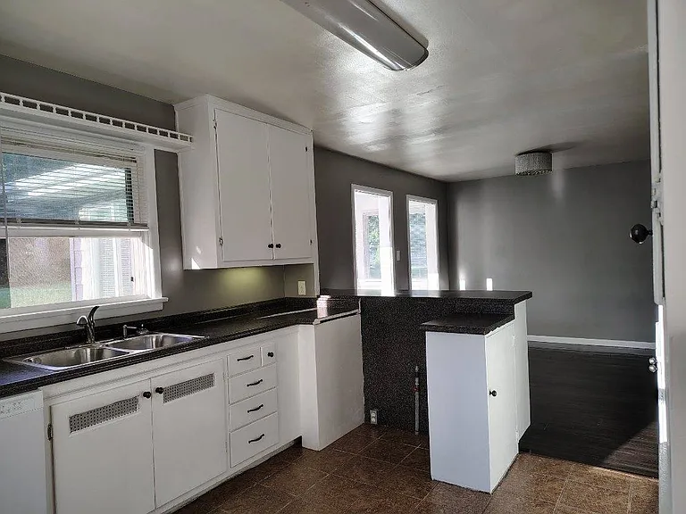 1914 W Riverview Ave — Photo 2