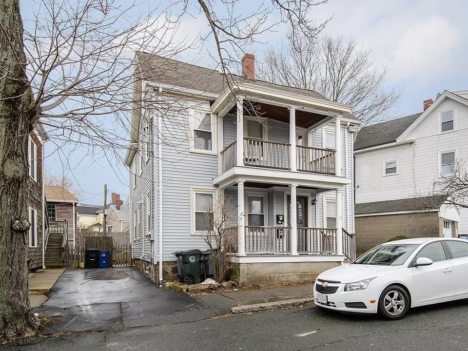 Single driveway w/Unit 1