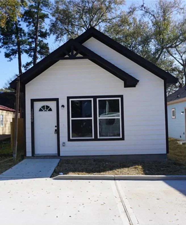 3 bed, 2.0 bath, $1,400 — Photo 1
