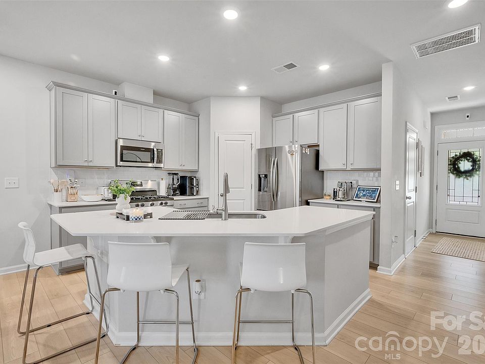 1st image of 906 Park Bend Trl