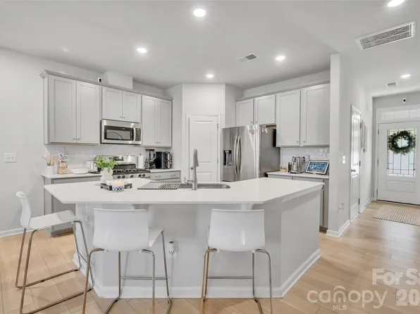 906 Park Bend Trl, Tega Cay, SC 29708