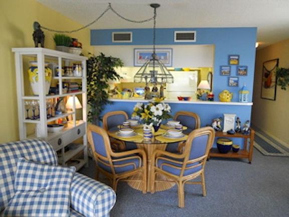 Dining room seats 4