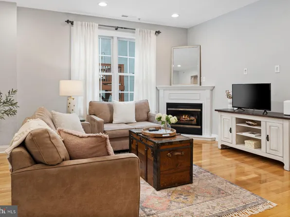 249 N 2nd St APT 3R, Philadelphia, PA 19106