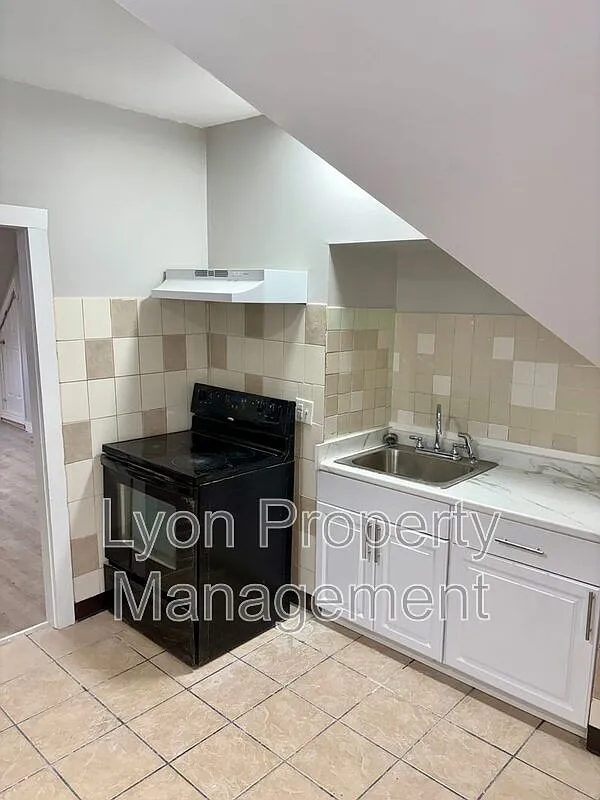 2 bed, 1.0 bath, 1300 sqft, $2,050 — Photo 2