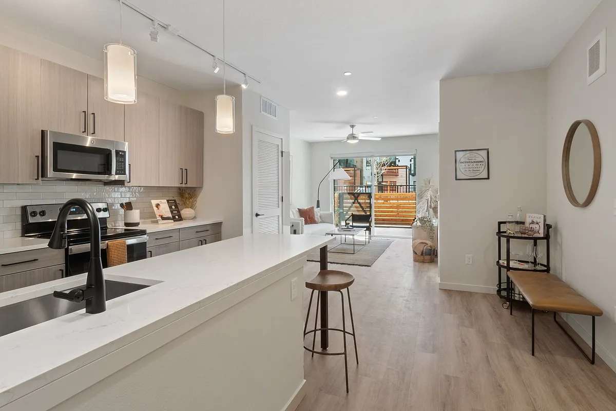 BroadwayPark_interior_kitchen (1) - AMLI Broadway Park
