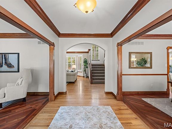 5th image of 283 Dickens Farm Ln
