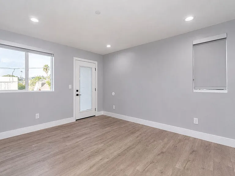 1949 1/2 N Vista Del Mar Ave — Photo 11