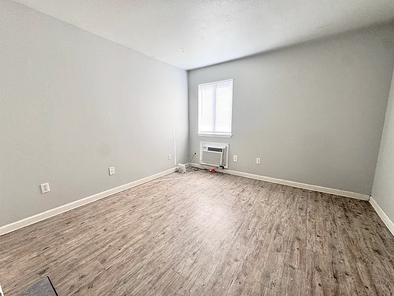 922 W Oak Ave #3 — Photo 3