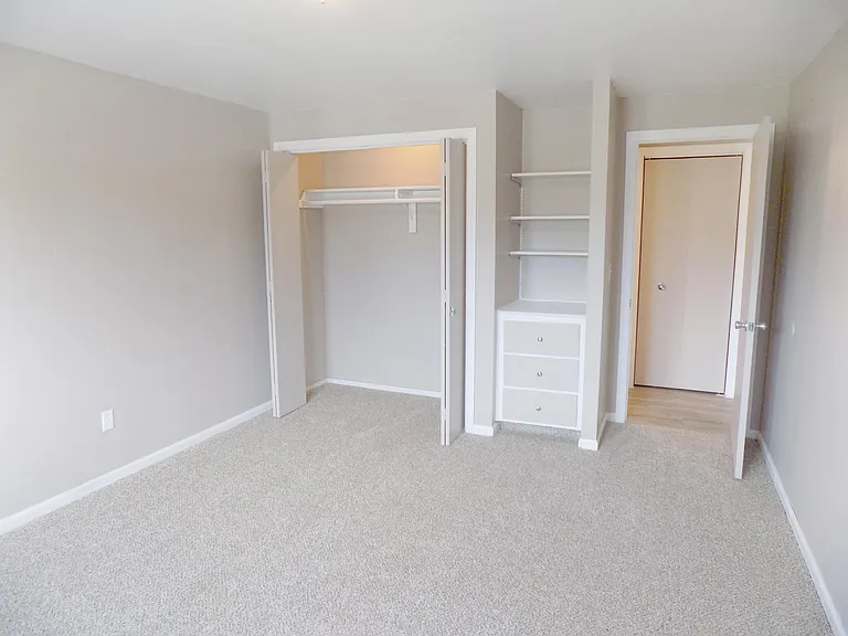 Renovated 1BR with new paint and carpet throughout
