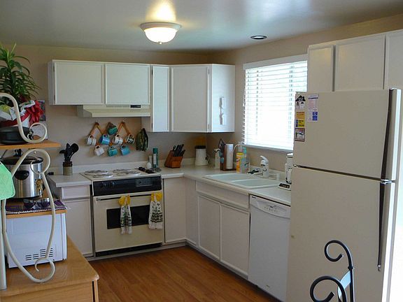 Kitchen- Bakers Rack Included