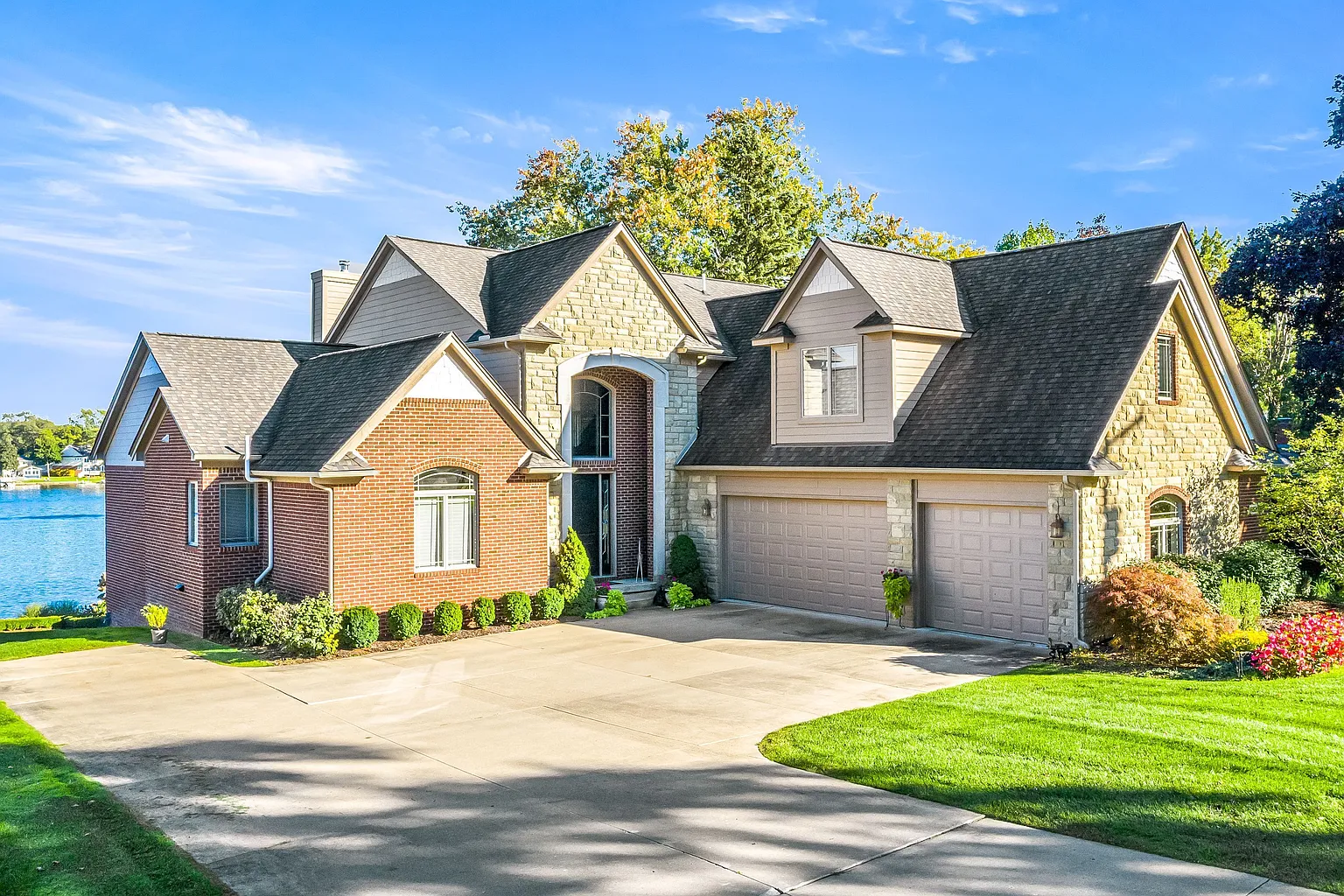 4792 Driftwood Dr photo 1