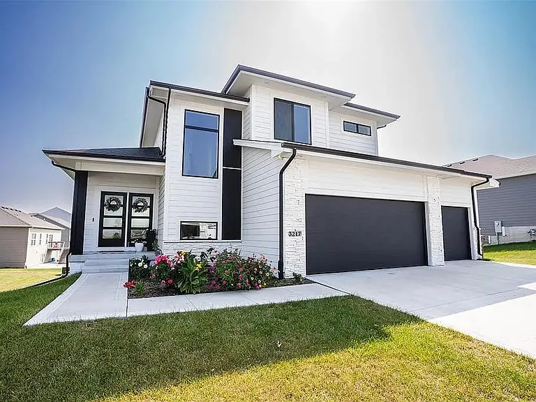 3217 Lakeview Dr SE — Photo 1